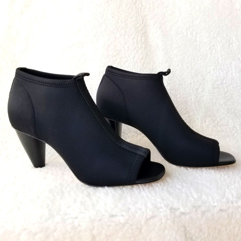 Donald Pliner Vani Black Neoprene Peep Toe shoes booties 6.5 NWOT
